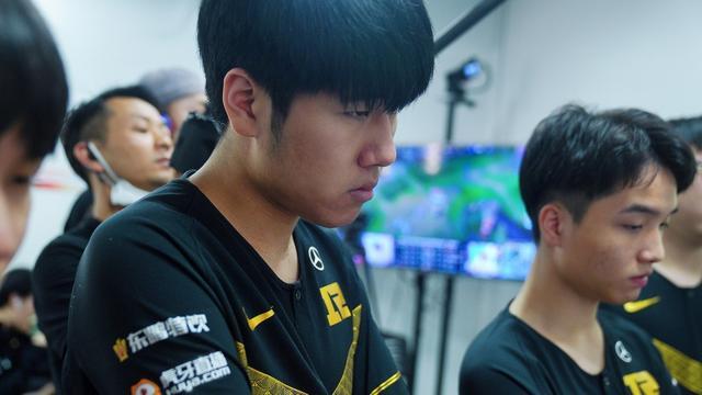 形成包围圈 形成包围圈